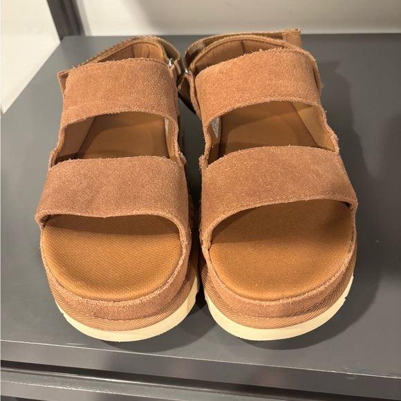 Never worn UGG sandal, size 7.5 - Picture 1 of 3